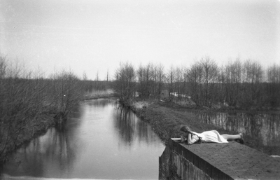 805424 Gezicht op (waarschijnlijk) een indundatiekanaal van de Grebbelinie in de omgeving van Woudenberg of ...